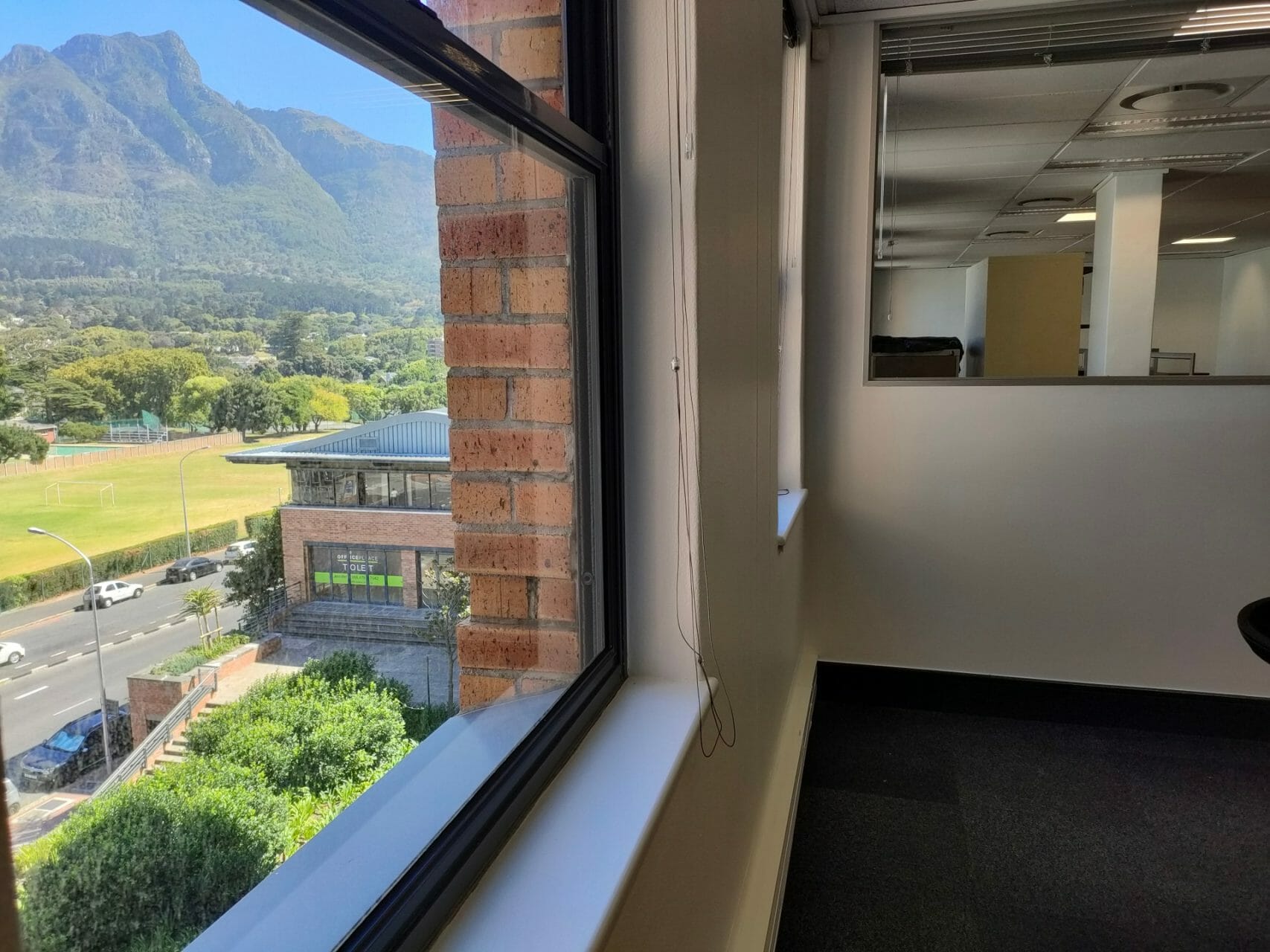 145m² – Attractive, turnkey unit in the trendy Newlands on Main building.