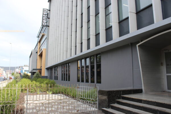 881.5m² - Ground floor retail space and 1st floor offices & training rooms To Let in Sir Lowry Road Woodstock.