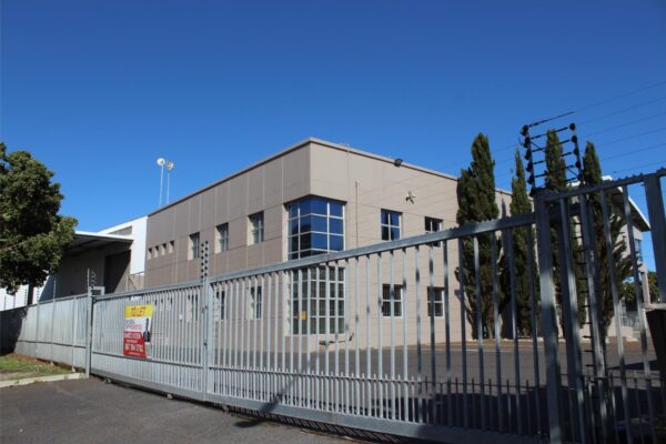 3,100m²- Warehouse with ground & 1st floor offices to let in Montague Gardens.